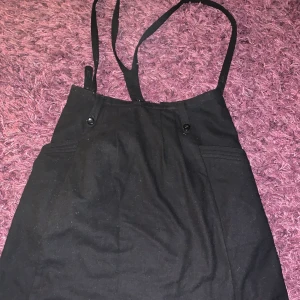 Vintage kjol med hängslen  - Vintage kjol med justerbara hängslen, fint skick och kvalitet, ger mickey mouse vibes. 