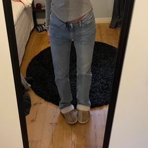 Weekday jeans - Blåa weekday jeans i modellen ”Twig” stl 27/32, Mid/låg midja. Väldigt lite använda, så nästan som nya, inköpta för 500kr🤍