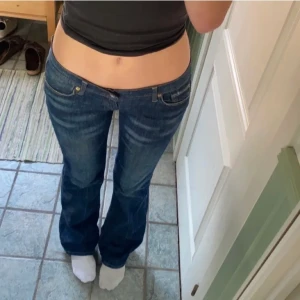 Lågmidjade jeans - Lägger ut igen då köparen då köparen fick problem med betalningen. Säljer dessa jeans från ”7 for all mankind” då de är för stora för mig (bild 1 & 2 är lånade) . Köpta nyligen här på Plick. Lågmidjade och bootcut. Köparen står för frakt. Buda på!❤️