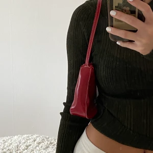 Väska  - Säljer en röd liten väska, skriv vid intresse 🫶🏼