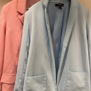 Två jättefina kostymjackor i rosa & blå. Är storlek s/m. 150 per styck eller 250 för båda 🤍💗🤍💗
