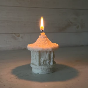 Karusell ljus  - Gjort av sojavax och stearin, brinntid ca 2-3 h. 99:-, granar L 89:- S 49:-   