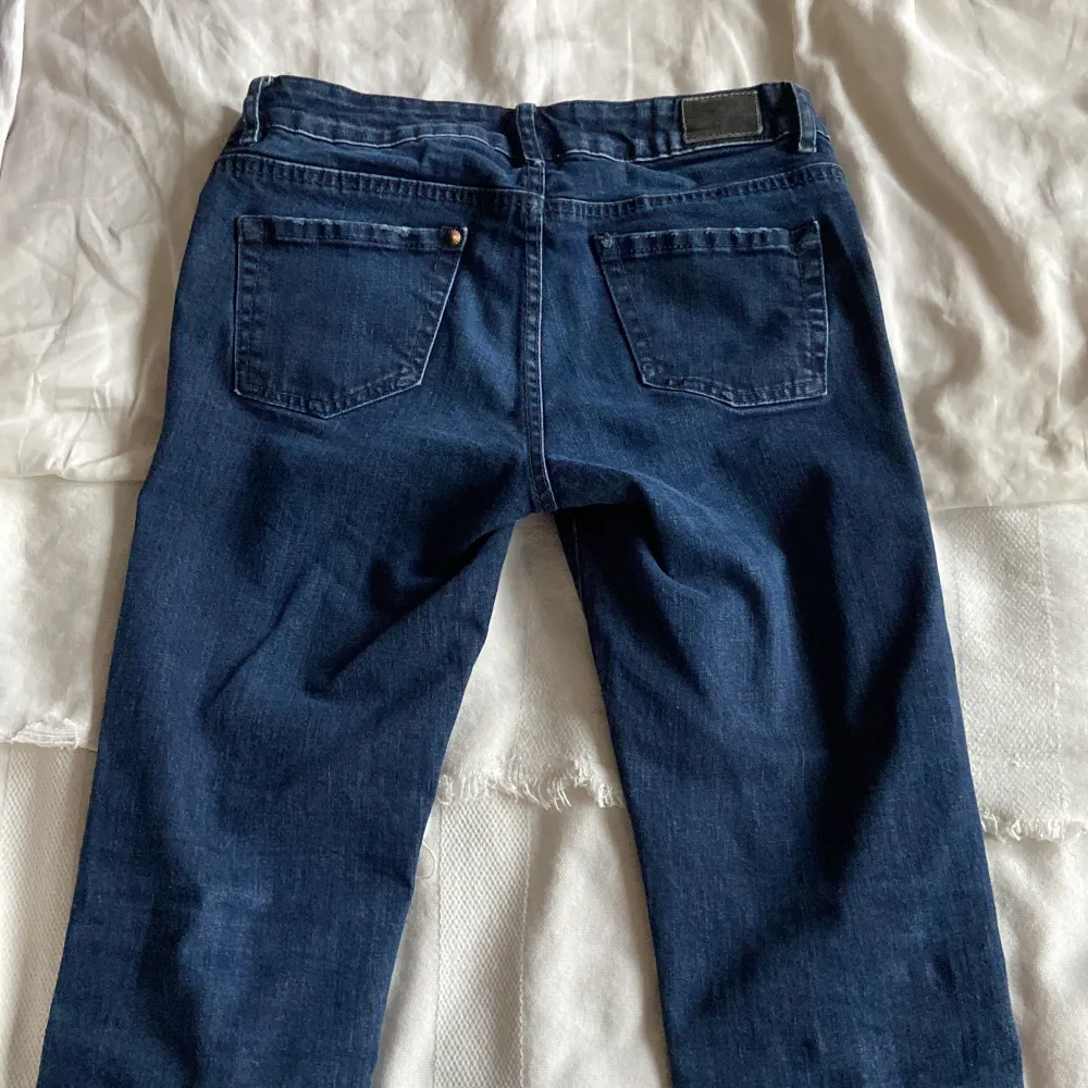 Supersnygga bootcut jeans!🤍 Saknar en liten knapp vid ena fickan med inget som märks. Innerbenslängd 80 cm och midja ca 73 cm. Man kan välja mellan spårbar frakt, eller utan spårbar frakt🫶🏻. Jeans & Byxor.