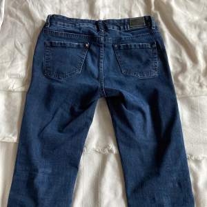 Supersnygga bootcut jeans!🤍 Saknar en liten knapp vid ena fickan med inget som märks. Innerbenslängd 80 cm och midja ca 73 cm. Man kan välja mellan spårbar frakt, eller utan spårbar frakt🫶🏻