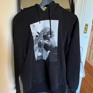 Hoodie - 2pac hoodie, fint skick. Vet ej storlek men skulle gissa S unisex