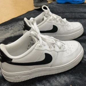 Nike air force 1 - Säljer nu mina nya skor för att jag har skaffat ett par andra och har som ni ser på bilden aldrig använt dessa. Pris går att diskutera! Det är också såklart spårbarfrakt för bådas säkerhet.