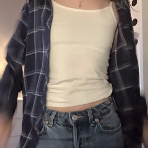 Mörkblå Flannel Skjorta Primark - Flannel skjorta från primark! aldrig använd. Storlek S. Perfekt nu till hösten! 🤩🍂 kommer dock inte till användning 