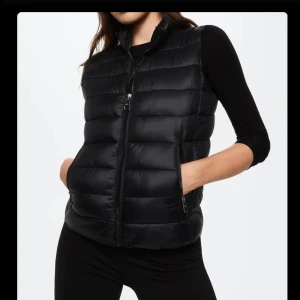 Mango väst - Fin väst från mango. stl xs men kan också passa s, aldrig använd ❤️ frakt 91kr