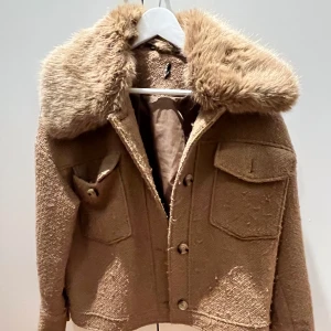 Liknande meotine jacka - Köpte denna på plick men tror ej att den är ifrån meotine då ingen lapp eller nåt är kvar, men väldigt lik ! skulle säga att den är storlek m. Väldigt nopprig därav priset