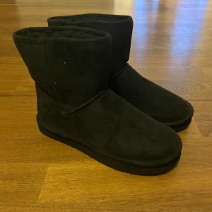 ”Uggs” 36 - Säljer dessa svarta uggsliknande skorna från HM i storlek 36❤️ aldrig använda av mig och är i princip i nyskick! Finns i dm för frågor/bilder, köpare står för frakt 📦 