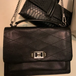 Rebecca minkoff väska  - Säljer denna så snygga väskan från Rebecca Minkoff😍 köptes för några år sedan men är i väldigt bra skick🙌🏾 skriv för fler bilder🫶🏾