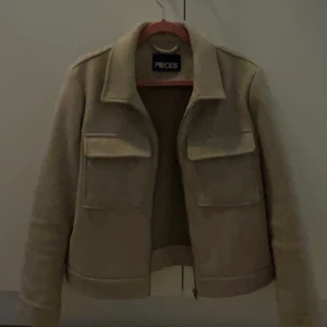 Höstjacka - Jackan är i storlek M men brukar ha S/XS. Köpt på vero Moda nypris 500kr.