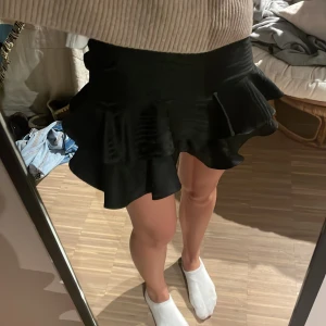 Zara kjol - Svart zara kjol med volang och mönster 😊