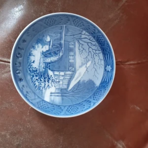 Jultallrik Kvarnen år 1976 av Bing &Gröndahl . - Helt ny och oanvänd jultallrik Kvarnen år 1976 av Bing &Gröndahl .märkning under tallrik .18 cm stor .hämtas i Skene alt skickas o köpare betalar frakten o Swishbetalning tillämpas .frakt inräknat i priset .