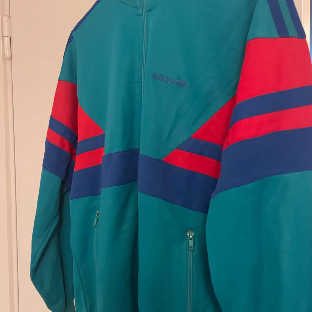 80s/90s Adidas tracksuit jacket vintage, är i bra skick och bra kvalitet. den sitter ganska oversized. Men det står ingen storlek.. Jackor.