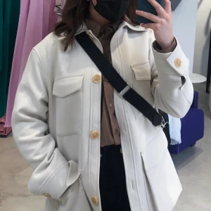 Oversized shacket från HM strl s  - Oversized vit/beige shacket, fint skick, köptes i våras och har endast använts ett fåtal gånger. På tredje bilden har jag försökt demonstrera slitsen som finns på var sida av jackan. Ursprungspris 600kr.