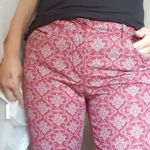 Mönstrade byxor i bomull. - Byxor i rak modell i nyskick.