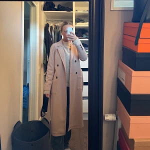 Sanne Alexandra kappa - Säljer denna kappan från Sanne Alexandra i storlek XS, använd ett fåtal gånger🤍 TRYCK INTE PÅ KÖP NU!