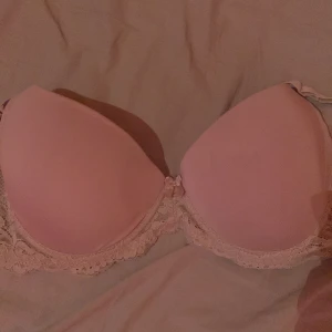 BH rosa - Rosa bh i strl: 85 C  Väl använd. Inte bleknat.