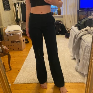 Kostymbyxor gröna - Gröna kostymbyxor från Lindex. Hur snygga som helst och perfekt längd, men färgen är inte för mig, de e typ skogsgröna. Jag är 172cm som referens