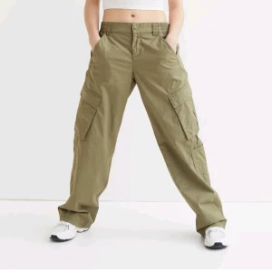 Cargo pants  - Hej säljer min cargo pants från hm. Eftersom jag inte har användning för dom längre skriv för bilder 💖💖
