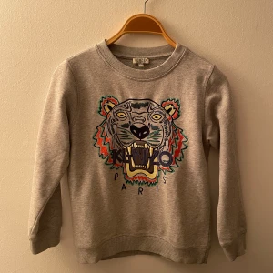 Grå kenzo tröja  - Säljer lite av min lillebrors kläder som han har vuxit ur, kan gå i god för att allting är äkta och köpt på NK. Nypris 1100 kr😊