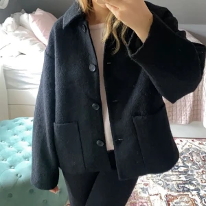 Kappa  - Säljer nu denna kappan från monki, köp direkt för 680 kr 💗 Strl S