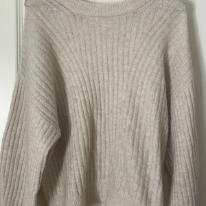 Stickad tröja - Säljer denna stickade tröjan från HM. Sitter mer som S. Säljer pga att jag behöver pengar. Bra skick! ❤️