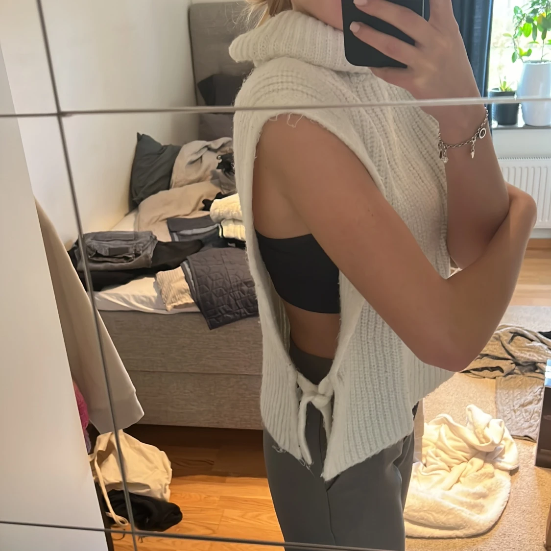 Stickad väst med öppna sidor - 90