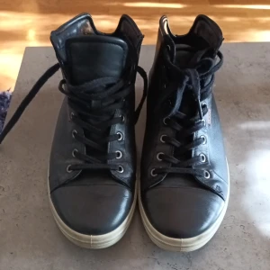 Eccokänga/sko stl m extra sula - Svart känga/ hög sneaker i skinn. Obetydligt använda. Supersköna med ny extrasula för ännu bättre komfort.