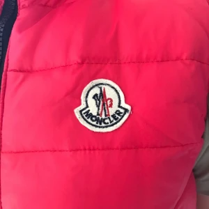 Moncler  - Moncler väst, passar inte mig så vill bara bli av med den  Köparen står för frakten 
