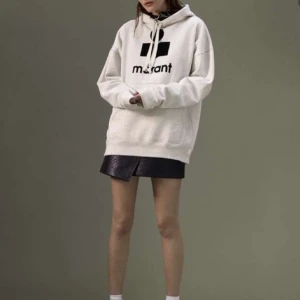 Isabel marant  - Jätte fin isabel marant hoddie som endast är använd en gång🙏🙏säljer då den inte kommer till användning längre❤️❤️nypris 3300kr och kan gå ner till 2800kr vid snabbt köp🙏🙏 har äktehetsbevis (kontakta även mig vid fler frågor)❤️❤️