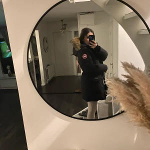 Canada Goose jacka strl S - Säljer min Canada Goose Jacka som är i mycket bra skick, endast använd 1 vinter. Säljer den för att den sitter för stort på mig.  Storlek: S  Modell: Trillium Parka Dam.  Hör av er privat för mer bilder/info  OBS: kan byta till en likadan jacka fast strl 