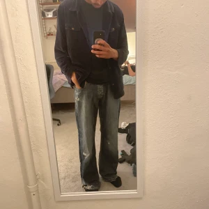 Asfeta baggy jeans! - Feta baggy Armani Jeans! I använt men snyggt skick! Ser bra ut med slitage, går att sy annars (: Är 180cm lång. Möts i Malmö och tar Swish. Står ej för frakt eller postens slarv!