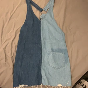 Jeansklänning - Jeansklänning som är tvåfärgad från HM. I strl 38. Tyvärr för liten för mig, därför jag säljer den. Inte använd alls mycket, väldigt fin😍 Köparen betalar frakt!