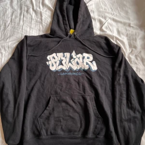 Pola x Iggy tröja - Det sår att den är storlek small men den är medium i passform.Använt sick, trycket har lite sprickor i sig 6/10