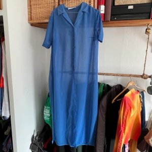 Blå klänning - Blå klännings skjorta som passar bra med en kjol eller jeans under💗💗💗