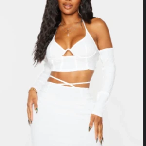 Vit topp PLT - Säljer vit topp från PLT, supersnygg men måste sälja då jag behöver rensa ur garderoben 