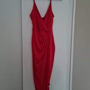 Röd klänning från nelly. Klänningen sitter tight och formar sig efter kroppen. Endast använd en gång