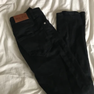 Jeans med slits - Jättefina svarta jeans med slits från nakd, dom är tyvärr för små för mig!