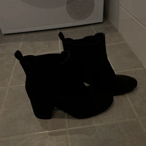 Skor - Svarta högklackade skor i storlek 39 från H&M i ett matt material. Köpta för 400kr säljer för 150+ frakt. Skorna är otroligt fina att styla till en höstoutfit eller en utekväll me vännerna 