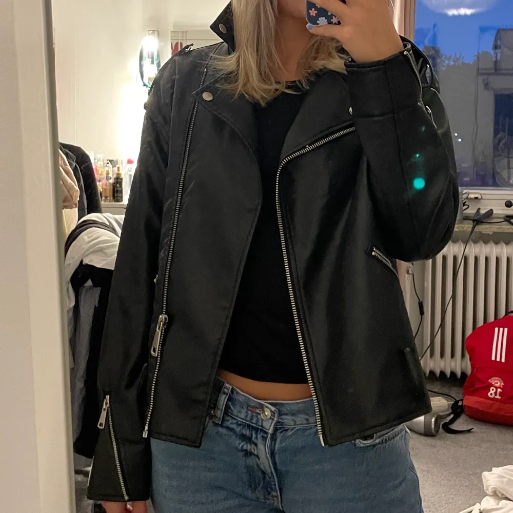 Skinnjacka från Missguided. Bra skick. Köparen står för frakten 💃🏼 . Jackor.