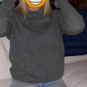 Soft goat hoodie!! - Säljer min mörkgråa softgoat hoodie i nyskick!! Så fin passform men tyvärr kommer inte till användning, storlek S och pris kan diskuteras🥰
