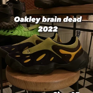 Oakley braindead  - 2022 köpta på ettresex 4000 googla för ni som ej vet va dom kostar