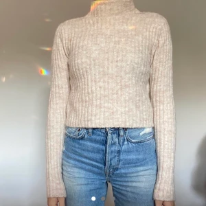 Monki knitted sweater  - Beige stickad tröja från monki i croppad modell   Endast provad   Pris kan diskuteras ☺️