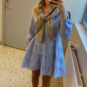 Zara klänning - Säljer denna söta zara klänningen som är köpt i somras, använd en gång och säljer för 170+66 kr frakt💙
