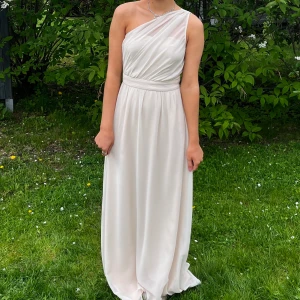 Balklänning - Säljer min beiga balklänning nu som är använd en gång på min bal, den är i storlek 34 och är i superfint skick köpt för 799kr men jag säljer för  350kr + frakt 59kr🤍💕