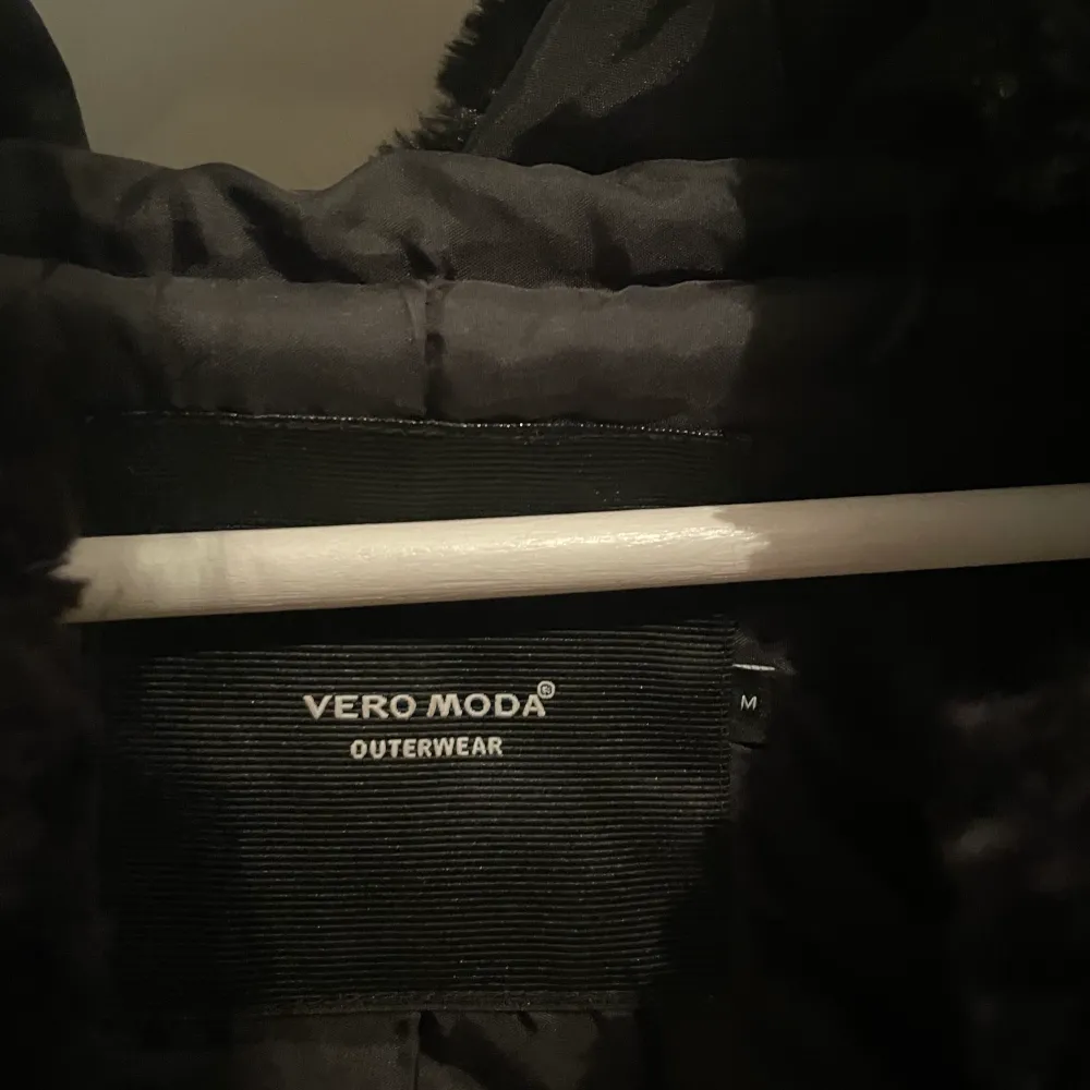 Pälsjacka från Vero Moda (fejk päls) köpt för ca 1 år sedan men knappt använd Storlek M. Jackor.