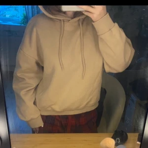 Beige hoodie från Lager 157 - Beige hoodie från Lager 157 i storlek xs/s. Använd några gånger men inga defekter. 90kr+frakt🫶🏻