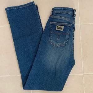 Säljer mina lois jeans i storlek 26. De är som nya och jättesköna. Säljer på grund av att de är för små för mig.   Ytterbenslängd: 105 cm Innerbenslängd: ca 74 cm